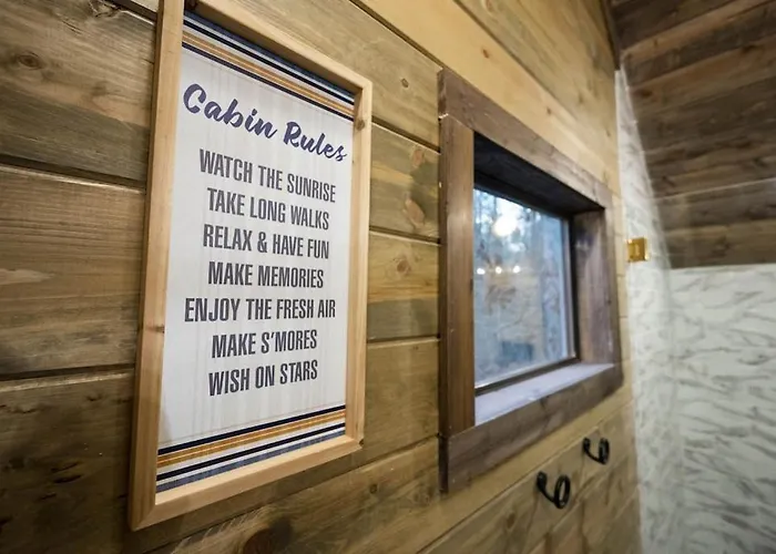 Luxury Cabin Getaway! Hot Tub, Pet Friendly, Foosball & More