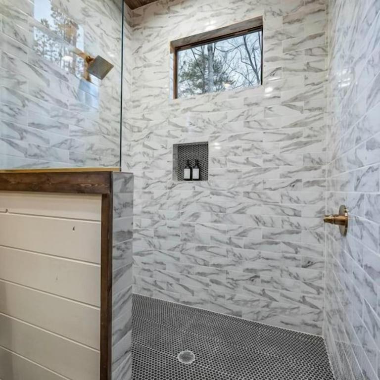 Luxury Getaway! Hot Tub, Pet Friendly, Foosball & * Broken Bow