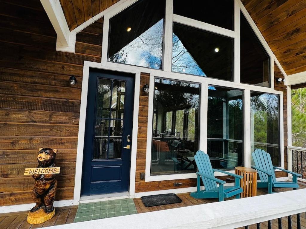 Luxury Getaway! Hot Tub, Pet Friendly, Foosball & * Broken Bow