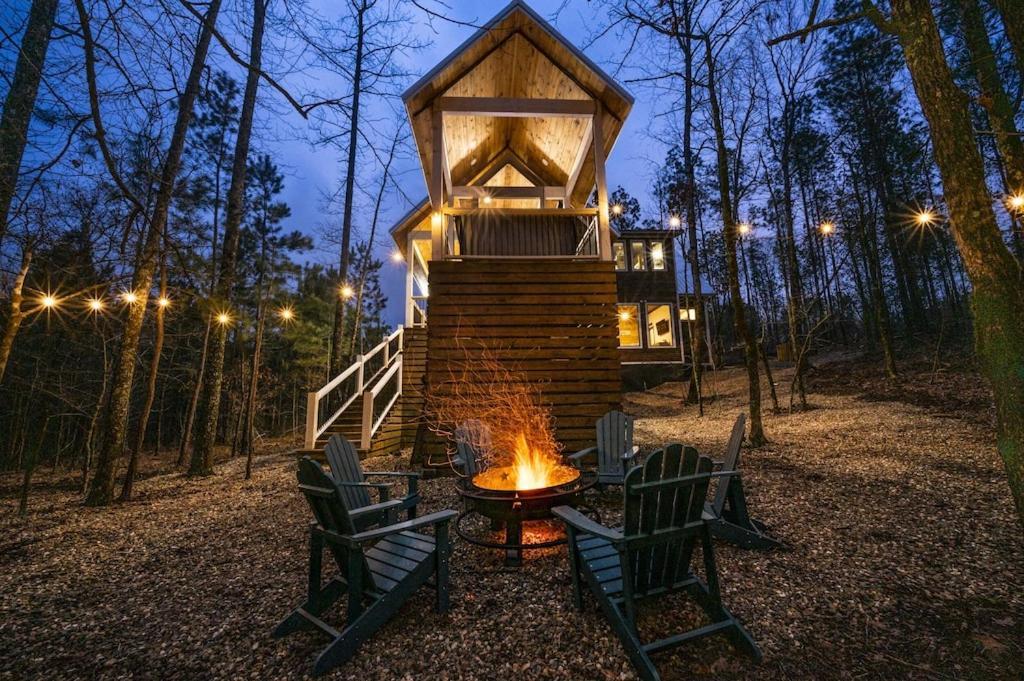 Holiday home Luxury Getaway! Hot Tub, Pet Friendly, Foosball & Broken Bow