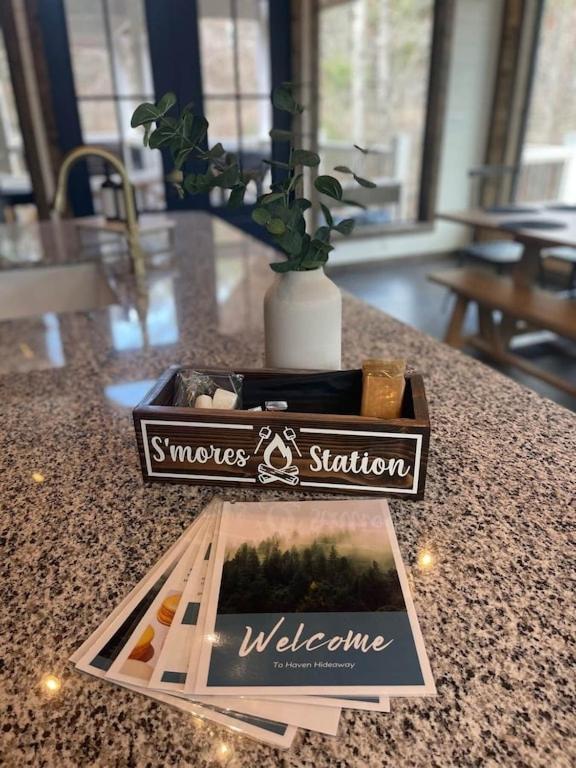 Holiday home Luxury Getaway! Hot Tub, Pet Friendly, Foosball & Broken Bow