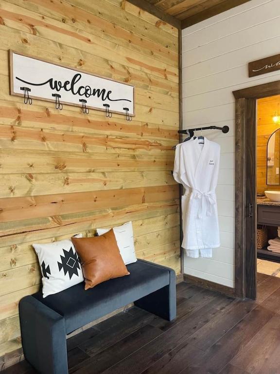 Luxury Getaway! Hot Tub, Pet Friendly, Foosball & Holiday home
