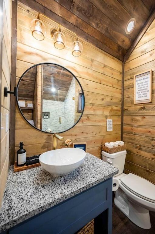 Luxury Getaway! Hot Tub, Pet Friendly, Foosball & Holiday home *