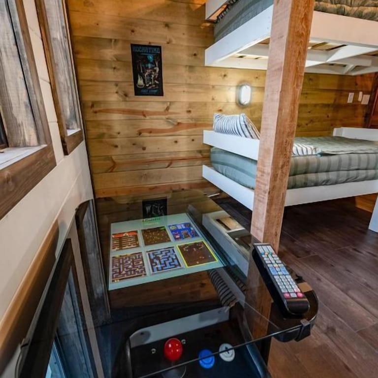 Holiday home Luxury Getaway! Hot Tub, Pet Friendly, Foosball &