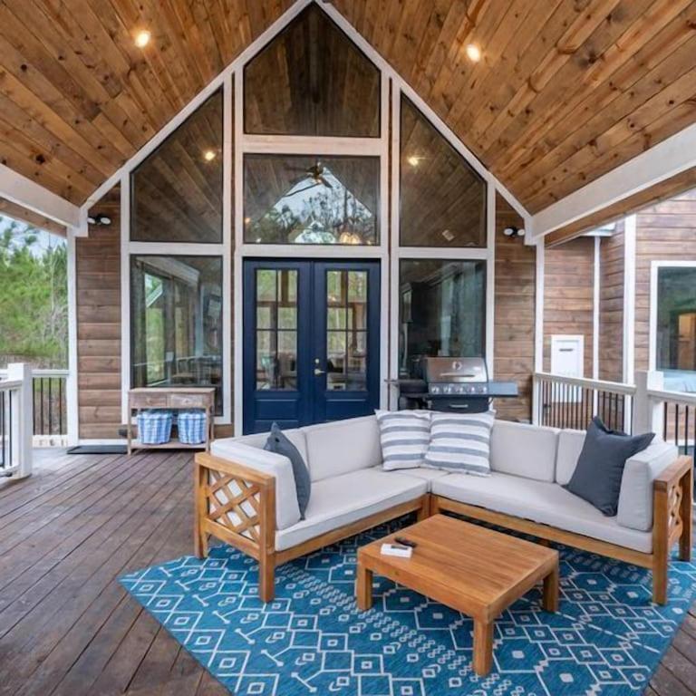 Luxury Getaway! Hot Tub, Pet Friendly, Foosball & Holiday home