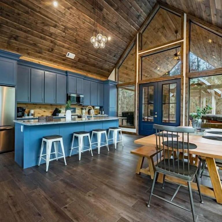 Luxury Getaway! Hot Tub, Pet Friendly, Foosball & Holiday home