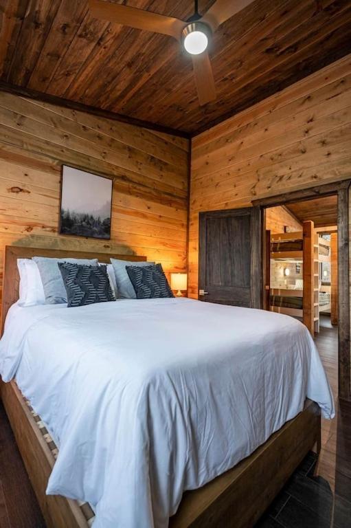 Luxury Getaway! Hot Tub, Pet Friendly, Foosball &