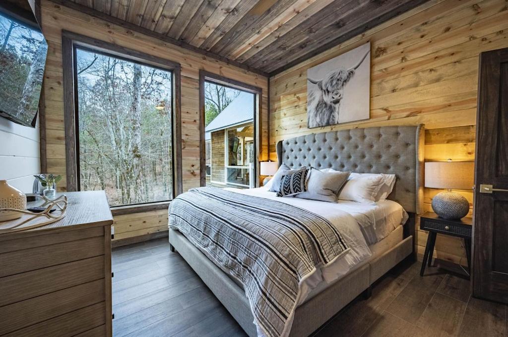 Luxury Getaway! Hot Tub, Pet Friendly, Foosball & Holiday home