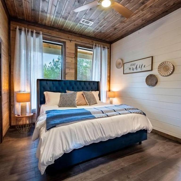 Luxury Getaway! Hot Tub, Pet Friendly, Foosball & Holiday home Broken Bow