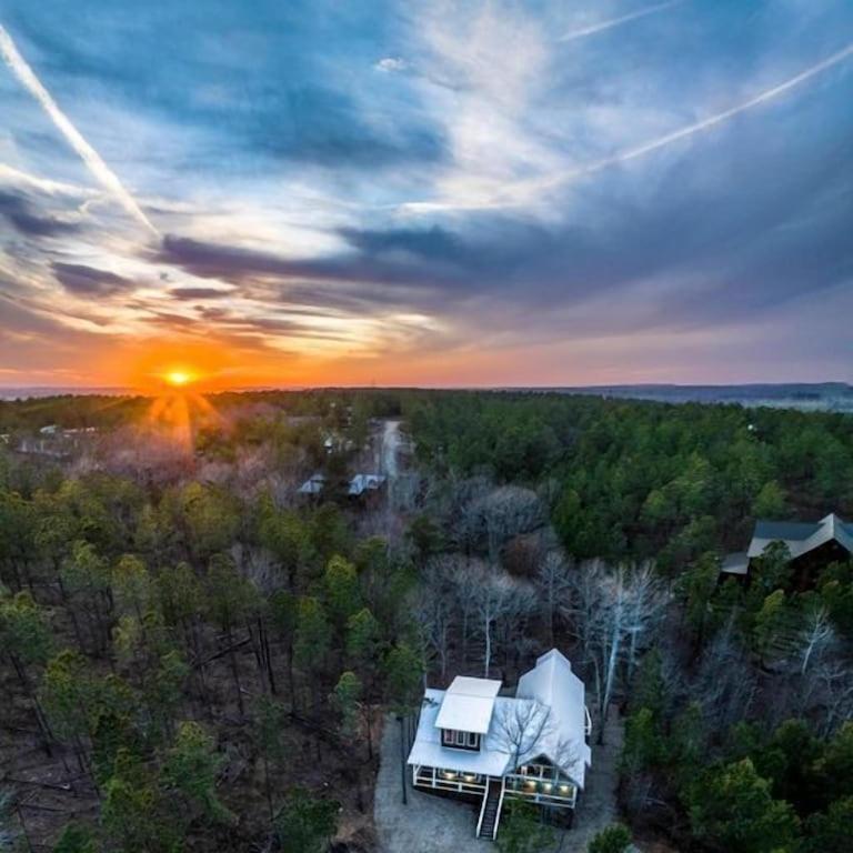 Holiday home Luxury Getaway! Hot Tub, Pet Friendly, Foosball & *